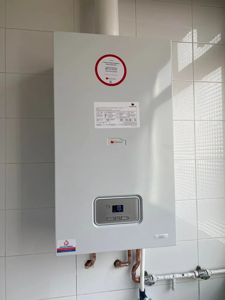 Instalación de caldera Saunier Duval conectada al sistema de gas